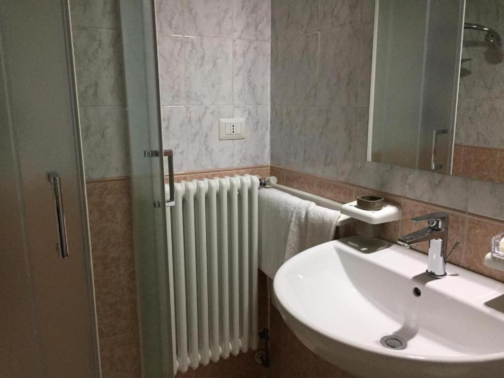 Camera B&B Hotel 帕爾馬 外观 照片